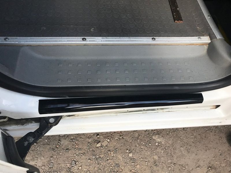 Накладки на дверні пороги (ABS-пластик) 3 шт, Мат для Volkswagen Caddy 2010-2015рр 34289 фото
