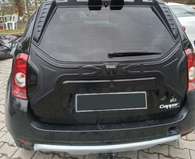 Пластиковая накладка на крышку багажника для Dacia Duster 2008-2018 гг 118293 фото