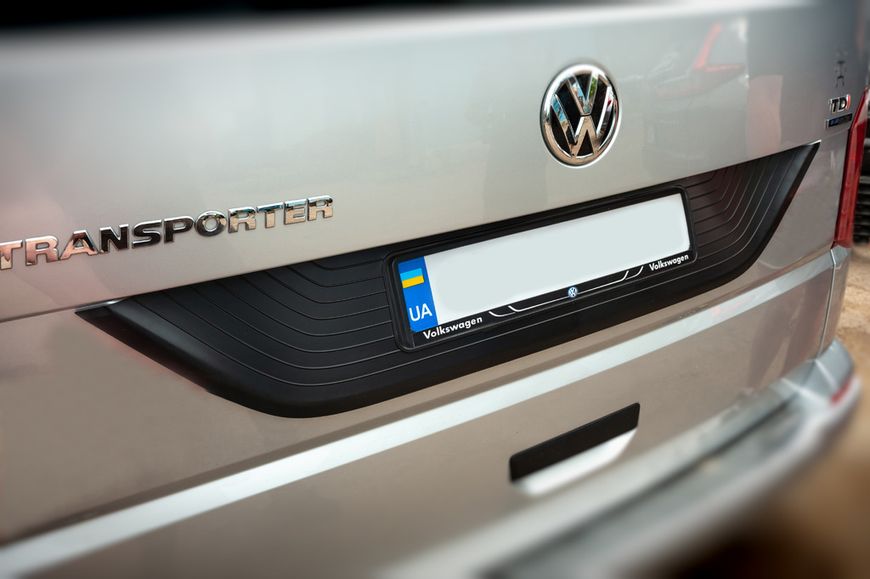 Пластикова накладка на кришку багажника Чорна для Volkswagen T6 2015-2023, рр 64744 фото
