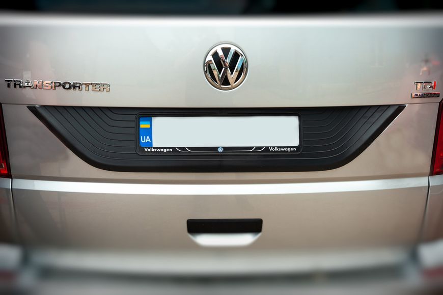 Пластикова накладка на кришку багажника Чорна для Volkswagen T6 2015-2023, рр 64744 фото